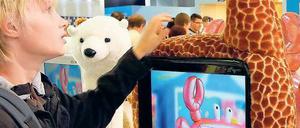 So einen Hals. Ein junger Besucher betrachtet auf der Internationalen Funkausstellung eine Stoffgiraffe mit integriertem Fernseher. Die Hüpfburg, die Halfpipe und der Fußballplatz in der Nachbarhalle sind allerdings bei den Kids beliebter. 