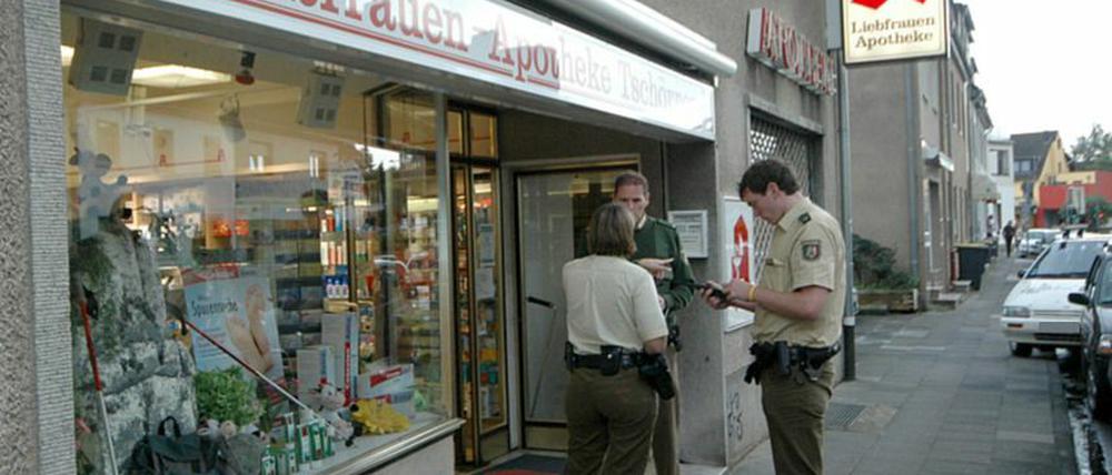 Polizisten hatten den Flüchtigen bei der Verfolgung mehrfach vergeblich aufgefordert, stehenzubleiben und die Waffe niederzulegen.