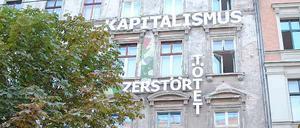 Inmitten der sanierten Altbauten in der Kastanienallee fällt die Fassade von Nr. 86 auf - nicht zuletzt wegen der Leuchtbuchstaben: "Kapitalismus normiert, zerstört, tötet". Zu Beginn der 90er Jahre wurde das Haus besetzt, beherbergt heute unter anderem ein alternatives Wohnprojekt und das so genannte Tuntenhaus. Seit 2004 gehört es drei privaten Investoren, ...