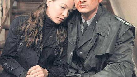 Liebe in Zeiten des Hasses. Der Volkspolizist Martin Kupfer (Florian Lukas), Sohn einer Stasi-Familie, und Julia Hausmann (Hannah Herzsprung), Tochter einer regimekritischen Familie, wollen nicht voneinander lassen.