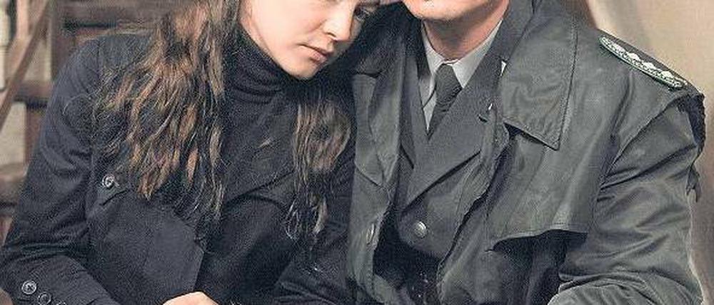 Liebe in Zeiten des Hasses. Der Volkspolizist Martin Kupfer (Florian Lukas), Sohn einer Stasi-Familie, und Julia Hausmann (Hannah Herzsprung), Tochter einer regimekritischen Familie, wollen nicht voneinander lassen.
