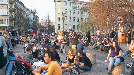 Auf ein Bier auf die Brücke. Seit drei Sommern nun schon ärgern sich Anwohner über den beliebten Treffpunkt vor ihrer Haustür. Bis Ende November hat das seit April tätige Mediationsteam Zeit, gemeinsam mit allen Betroffenen langfristige Lösungen zu finden.