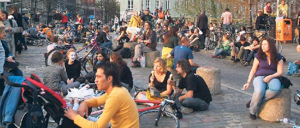 Auf ein Bier auf die Brücke. Seit drei Sommern nun schon ärgern sich Anwohner über den beliebten Treffpunkt vor ihrer Haustür. Bis Ende November hat das seit April tätige Mediationsteam Zeit, gemeinsam mit allen Betroffenen langfristige Lösungen zu finden.