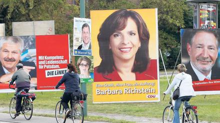 Alle wollen die Größten sein. In Potsdam hat der Endspurt für den Wahlkampf um das Amt des Oberbürgermeisters begonnen. Gewählt wird am kommenden Sonntag. Die größten Chancen werden Hans-Jürgen Scharfenberg (Linke) (li.), Barbara Richstein (CDU) und Amtsinhaber Jann Jakobs (SPD) eingeräumt.Foto: Nestor Bachmann (dpa)