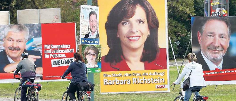 Alle wollen die Größten sein. In Potsdam hat der Endspurt für den Wahlkampf um das Amt des Oberbürgermeisters begonnen. Gewählt wird am kommenden Sonntag. Die größten Chancen werden Hans-Jürgen Scharfenberg (Linke) (li.), Barbara Richstein (CDU) und Amtsinhaber Jann Jakobs (SPD) eingeräumt.Foto: Nestor Bachmann (dpa)
