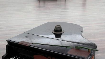 Nur der Hut ist geblieben. In Performances zerlegte Beuys auch Klaviere.