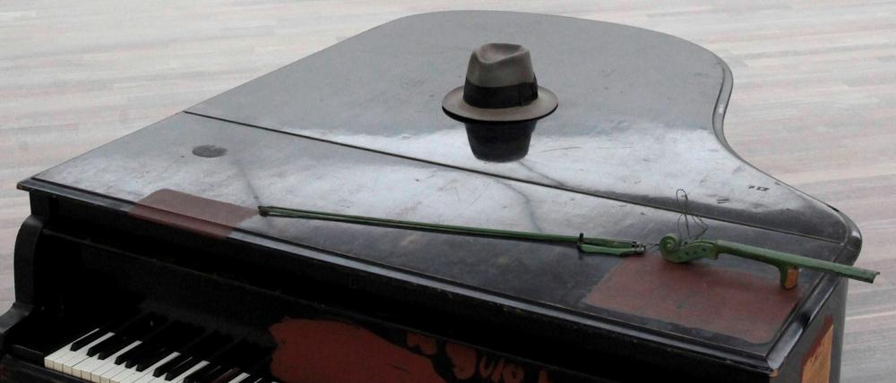 Nur der Hut ist geblieben. In Performances zerlegte Beuys auch Klaviere. 