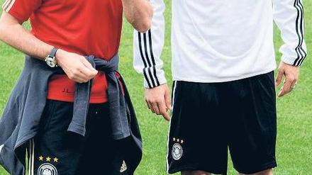 Kontaktaufnahme. Michael Ballack empfängt von Bundestrainer Joachim Löw immerhin schon Textnachrichten. Zu einem Gespräch soll es nun schnell kommen. Foto: dpa