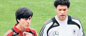 Kontaktaufnahme. Michael Ballack empfängt von Bundestrainer Joachim Löw immerhin schon Textnachrichten. Zu einem Gespräch soll es nun schnell kommen. Foto: dpa