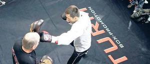 Öffentliches Training. Felix Sturm präsentiert sich vor dem Kampf bei einer lockeren Einheit. Ihm gegenüber sein neuer Trainer Fritz Sdunek. Foto: dpa