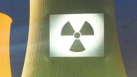 Projektionsfläche. Greenpeace hat auf den Kühlturm des Akw-Biblis das Nuklearsymbol geworfen. Unser Archivbild zeigt eine Protestaktion aus dem Jahr 2003.