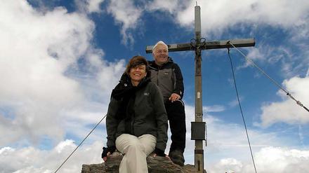 Frank-Walter Steinmeier (SPD) und seine Ehefrau Elke Büdenbender, aufgenommen im August 2008 auf dem Gipfel der Wilden Kreuzspitze in den Pfunderer Bergen inSüdtirol.