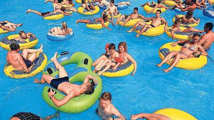 Wasserspiele. Im Aquapark am Sonnenstrand war es eng in diesem Sommer. Die Hotelburgen an der acht Kilometer langen Sandmeile waren ausgebucht. Auch aus Deutschland kamen mehr Gäste als im Jahr zuvor. Foto: picture-alliance