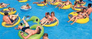 Wasserspiele. Im Aquapark am Sonnenstrand war es eng in diesem Sommer. Die Hotelburgen an der acht Kilometer langen Sandmeile waren ausgebucht. Auch aus Deutschland kamen mehr Gäste als im Jahr zuvor. Foto: picture-alliance