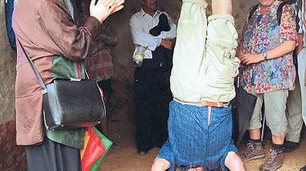 In Nepal machte Norbert Blüm Kopfstand.