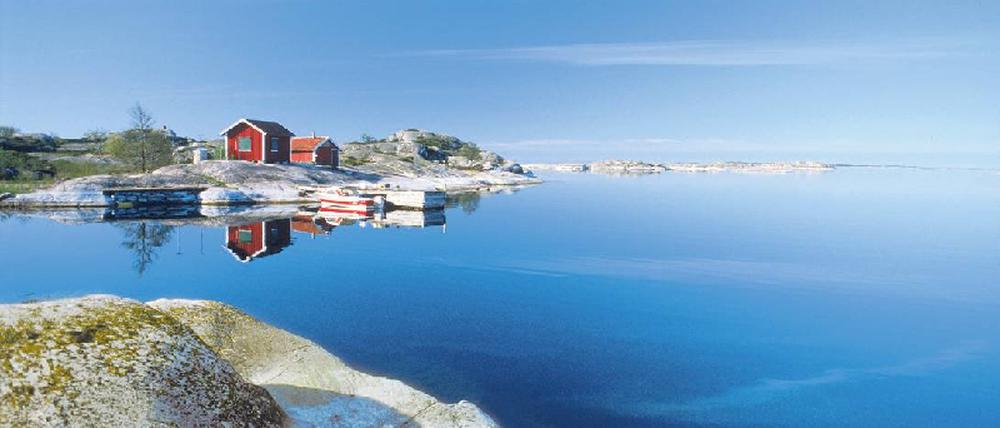 Gespiegeltes Idyll. Ein Glückspilz, wer ein Sommerhaus wie dieses sein Eigen nennt. 