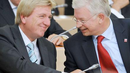 Der neue und der alte Ministerpräsident: Volker Bouffier (l.) und Roland Koch.