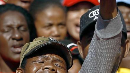 Mitarbeiter des öffentlichen Dienstes demonstrieren in Johannesburg für Lohnerhöhungen.