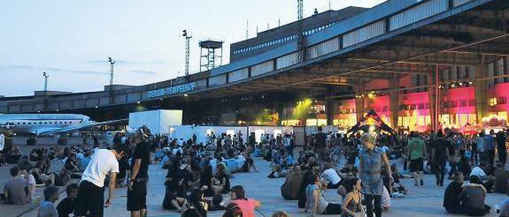 Treffpunkt Tempelhof. Das „Berlin Festival“, Höhepunkt der Berlin Music Week, fand schon 2009 auf dem früheren Flughafen statt. Erwartet werden diesmal 20 000 Besucher. Foto: dpa