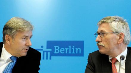 In der von Wowereit (l) geführten rot-roten Landesregierung war Sarrazin von 2002 bis zum Frühjahr 2009 Finanzsenator. Dann wechselte er in den Vorstand der Bundesbank.