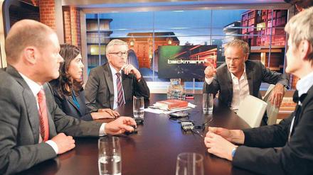 Entlarvt werden sollte Thilo Sarrazin (hinten links) am Montagabend in der ARD von Reinhold Beckmann (hinten rechts), Renate Künast (rechts), Olaf Scholz und Aygül Özkan. An diesem Mittwoch tritt Sarrazin bei „Hart aber fair“ (21 Uhr 45, ARD) an. Foto: dpa
