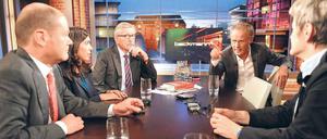 Entlarvt werden sollte Thilo Sarrazin (hinten links) am Montagabend in der ARD von Reinhold Beckmann (hinten rechts), Renate Künast (rechts), Olaf Scholz und Aygül Özkan. An diesem Mittwoch tritt Sarrazin bei „Hart aber fair“ (21 Uhr 45, ARD) an. Foto: dpa