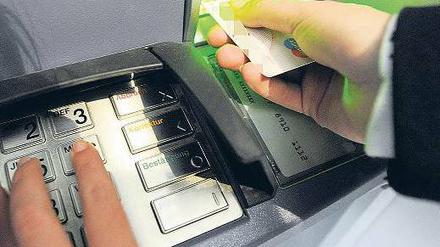 Gegen Gebühr. Geldabheben an Fremdautomaten bleibt weiterhin teuer, glauben Verbraucherschützer. Daran ändere auch die Tatsache nichts, dass sich die Banken jetzt vor der Transaktion die Gebühren anzeigen wollen. Foto: dpa