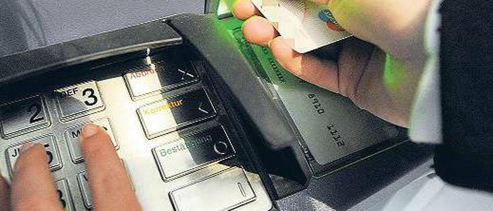 Gegen Gebühr. Geldabheben an Fremdautomaten bleibt weiterhin teuer, glauben Verbraucherschützer. Daran ändere auch die Tatsache nichts, dass sich die Banken jetzt vor der Transaktion die Gebühren anzeigen wollen. Foto: dpa