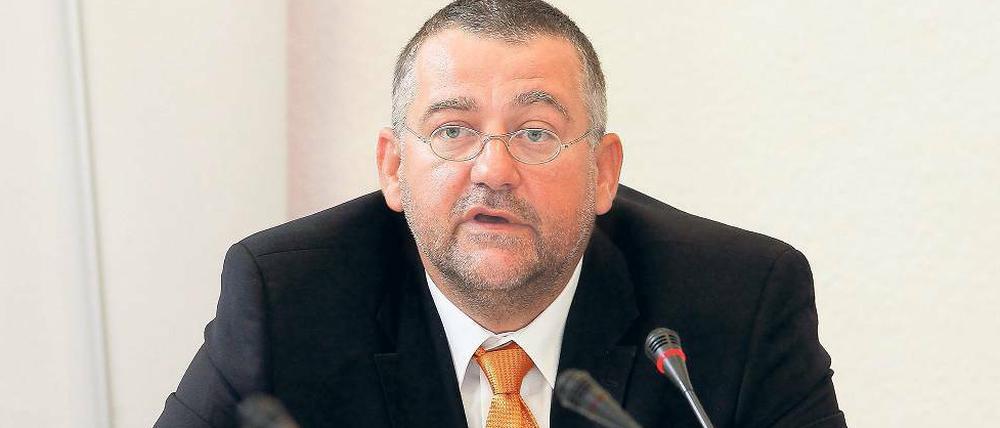 Minister Speer (SPD) steht das Wasser bis zum Hals.