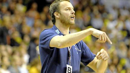 Dagur Sigurdsson, 37, trainiert den Bundesligisten Füchse Berlin seit 2009. Als aktiver Handballer bestritt er bis zum Jahr 2003 für die isländische Nationalmannschaft 215 Länderspiele, dabei gelangen ihm 397 Tore.