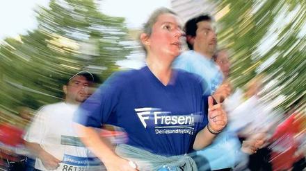 Vom Büro auf die Straße. Wie hier in Frankfurt am Main beteiligen sich immer mehr Firmen und Mitarbeiter an Laufwettbewerben. Team-Spirit und Gesundheit der Angestellten sollen davon genauso profitieren wie der Bekanntheitsgrad der Konzerne. Foto: ddp