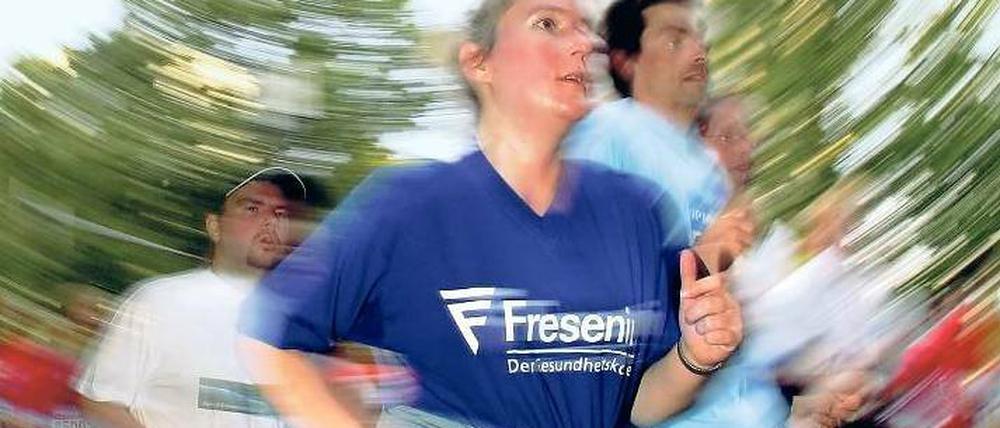 Vom Büro auf die Straße. Wie hier in Frankfurt am Main beteiligen sich immer mehr Firmen und Mitarbeiter an Laufwettbewerben. Team-Spirit und Gesundheit der Angestellten sollen davon genauso profitieren wie der Bekanntheitsgrad der Konzerne. Foto: ddp