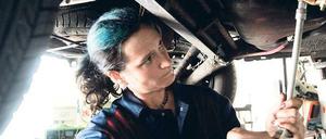 Aufgebockt. Die EU-Kommission will wegen der stark gestiegenen Reparaturkosten freie Werkstätten stärken. Seit Juni gelten verschärfte Kartellregeln. Foto: ddp