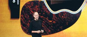 Zum Klang der Gitarre: Steve Jobs konkurriert nun mit Facebook & Co. Foto: AFP