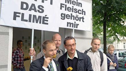 Knabbern genüsslich am Tofu-Spieß: Die Herren vom Vegetarierbund haben Fleischhungrige hereingelegt.