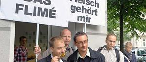 Knabbern genüsslich am Tofu-Spieß: Die Herren vom Vegetarierbund haben Fleischhungrige hereingelegt.