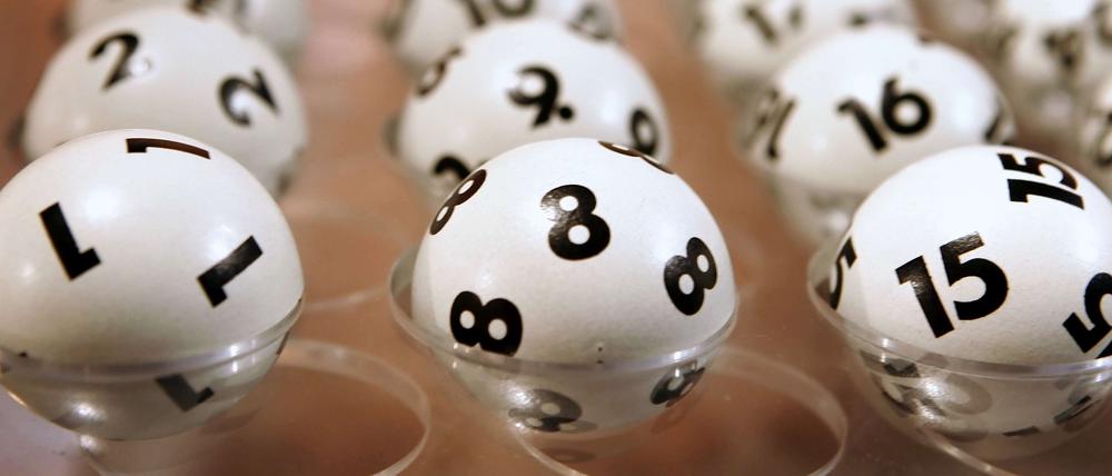 Kugeln, die die Welt bedeuten: Jeden Mittwoch hoffen Millionen Lottospieler in ganz Deutschland auf den großen Gewinn.