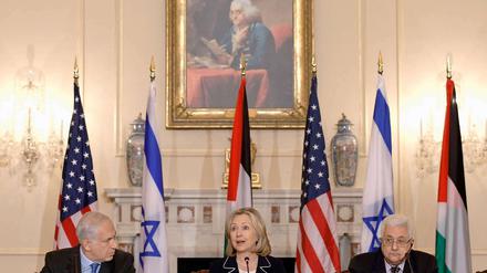 US-Außenministerin Hillary Clinton (mitte) mit Israels Premier Netanjahu (links) und Palästinenserpräsident Abbas. 