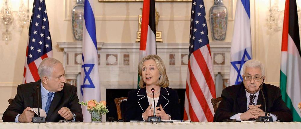 US-Außenministerin Hillary Clinton (mitte) mit Israels Premier Netanjahu (links) und Palästinenserpräsident Abbas. 