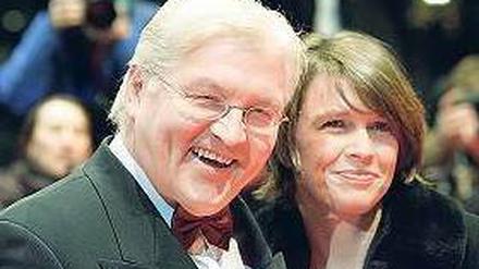 Ein Schritt weiter. Frank-Walter Steinmeier und seine Frau Elke Büdenbender Foto: dpa