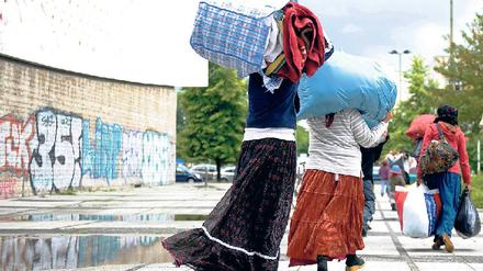 Mit Sack und Pack. Früher kamen die Romafamilien meistens nur für den Sommer nach Berlin, inzwischen wollen immer mehr hier sesshaft werden. 