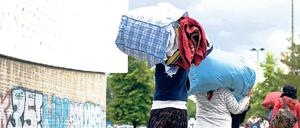 Mit Sack und Pack. Früher kamen die Romafamilien meistens nur für den Sommer nach Berlin, inzwischen wollen immer mehr hier sesshaft werden. 