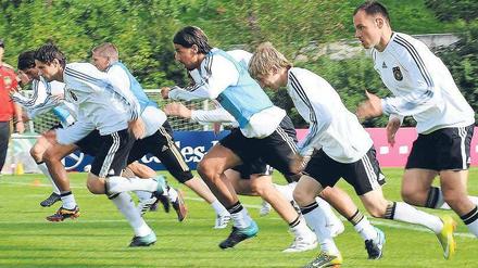 Aufbruch in eine neue Runde. Bundestrainer Joachim Löw fordert in Belgien höchstes Engagement von seinen Nationalspielern ein. 