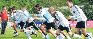 Aufbruch in eine neue Runde. Bundestrainer Joachim Löw fordert in Belgien höchstes Engagement von seinen Nationalspielern ein. 