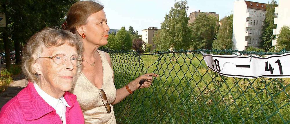 Hannelore Schmidt (l.) und Annegret Falter mussten ihren Kleingarten aufgeben.