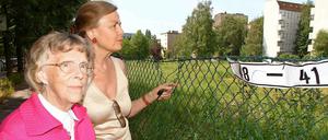 Hannelore Schmidt (l.) und Annegret Falter mussten ihren Kleingarten aufgeben.