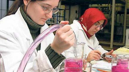 Auf ins Labor. Mit einem Schülerportal, auf dem sich auch Studierende mit Migrationshintergrund als Ansprechpartner vorstellen, will die TU Berlin neue Schichten ansprechen. Im Bild Studentinnen am Institut für Verfahrenstechnik. 