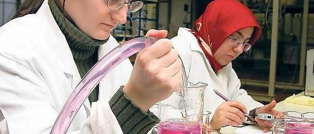 Auf ins Labor. Mit einem Schülerportal, auf dem sich auch Studierende mit Migrationshintergrund als Ansprechpartner vorstellen, will die TU Berlin neue Schichten ansprechen. Im Bild Studentinnen am Institut für Verfahrenstechnik.