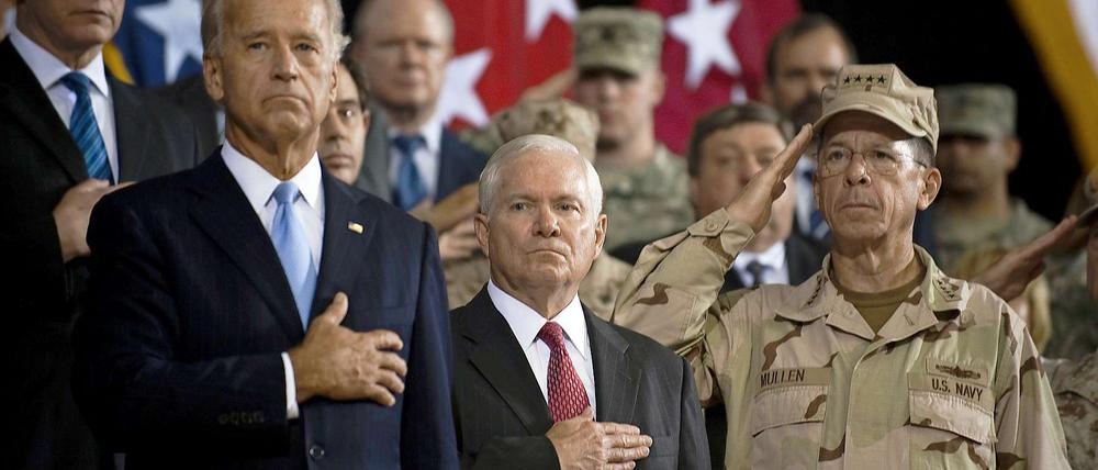 US-Vizepräsident Jo Biden, Verteidigungsminister Robert Gates und US-Oberbefehlshaber Admiral Mike Mullen beim Festakt zur Beendigung des Irakkrieges in Bagdad.