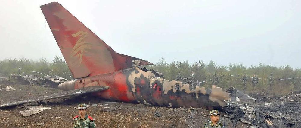 Chinesisische Militärpolizei sperrt den Unglücksort ab.